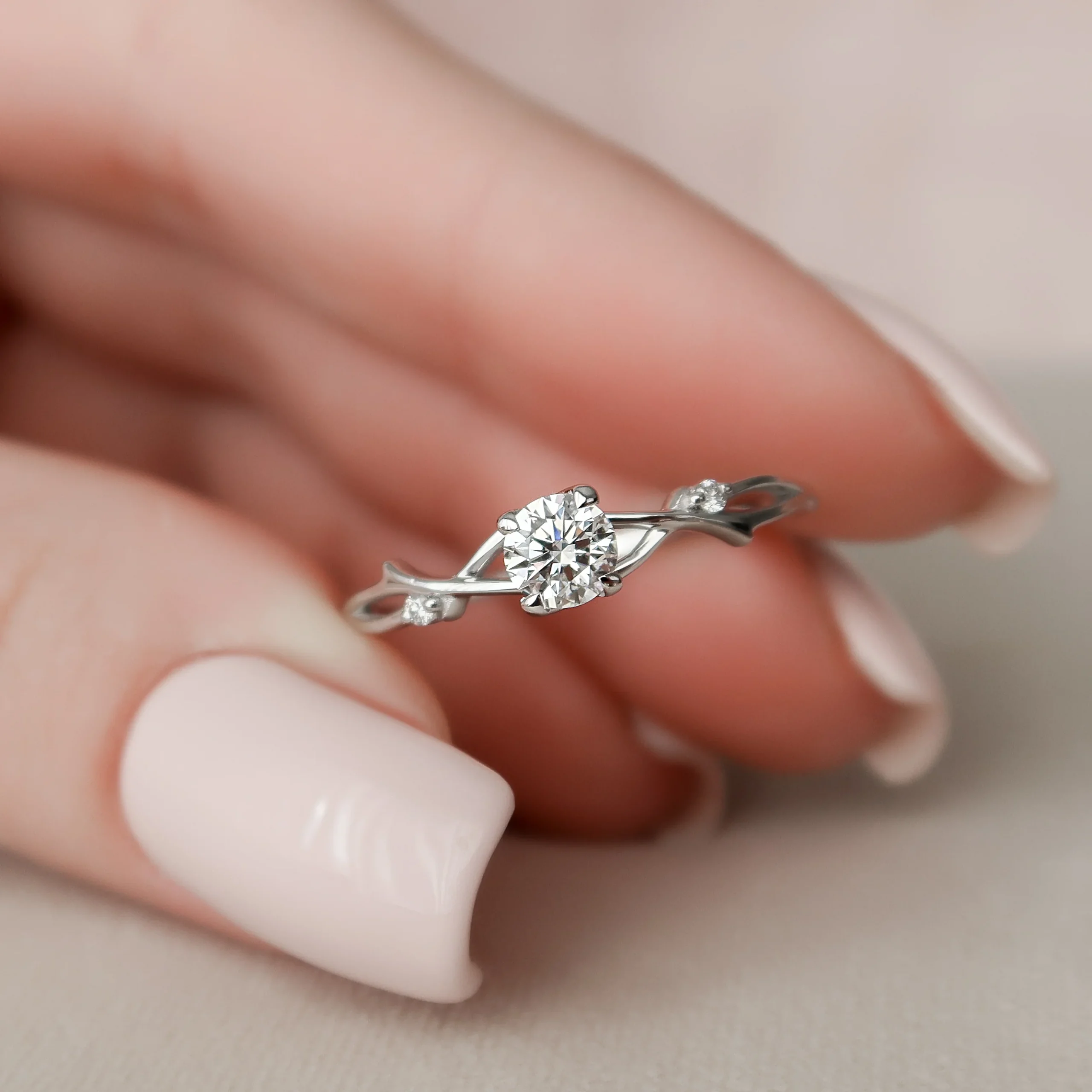 Jak powstaje białe złoto? Biżuteria z białego złota z kamieniami